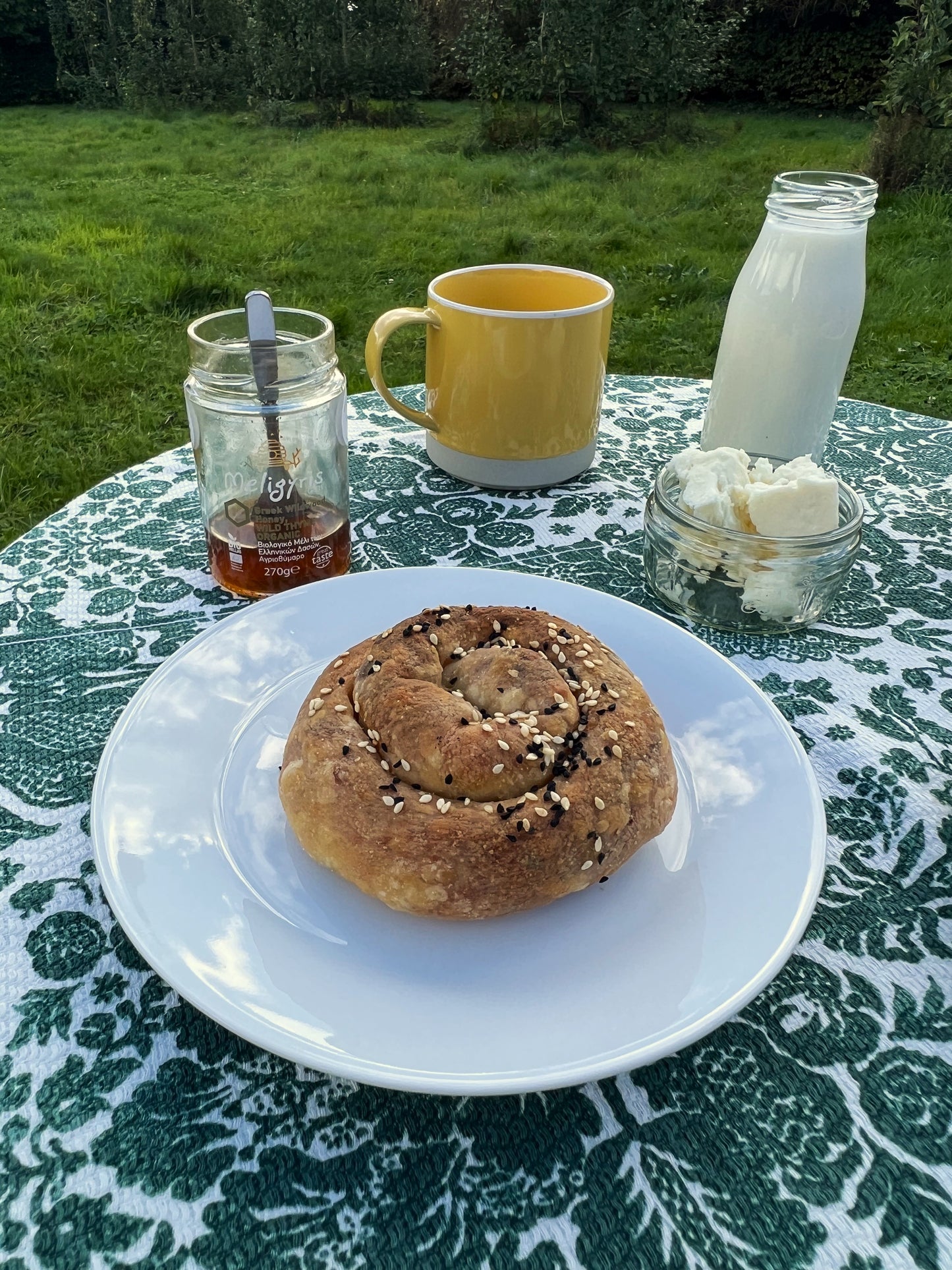 Feta cheese pasties with sesame and nigella seeds (6 items)