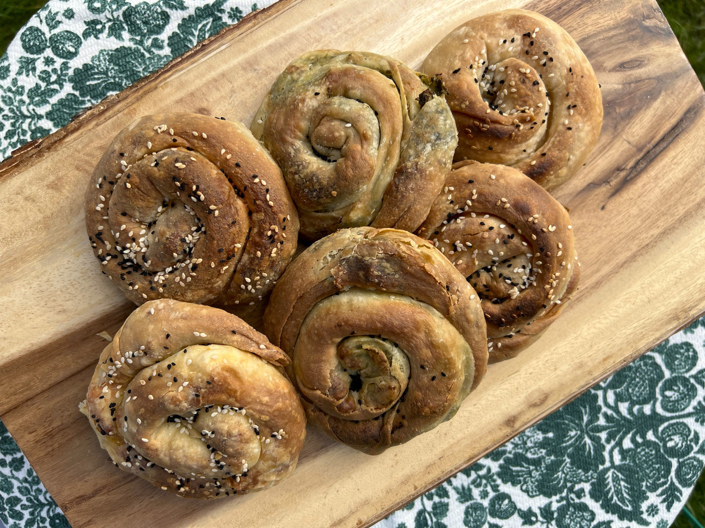 Feta cheese pasties with sesame and nigella seeds (6 items)