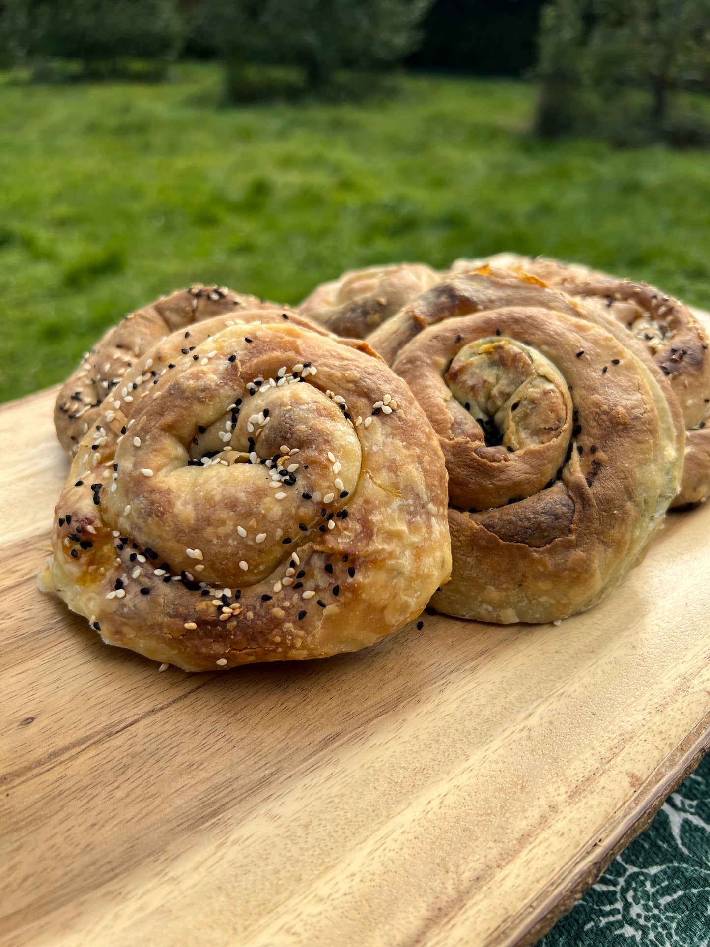 Feta cheese pasties with sesame and nigella seeds (6 items)