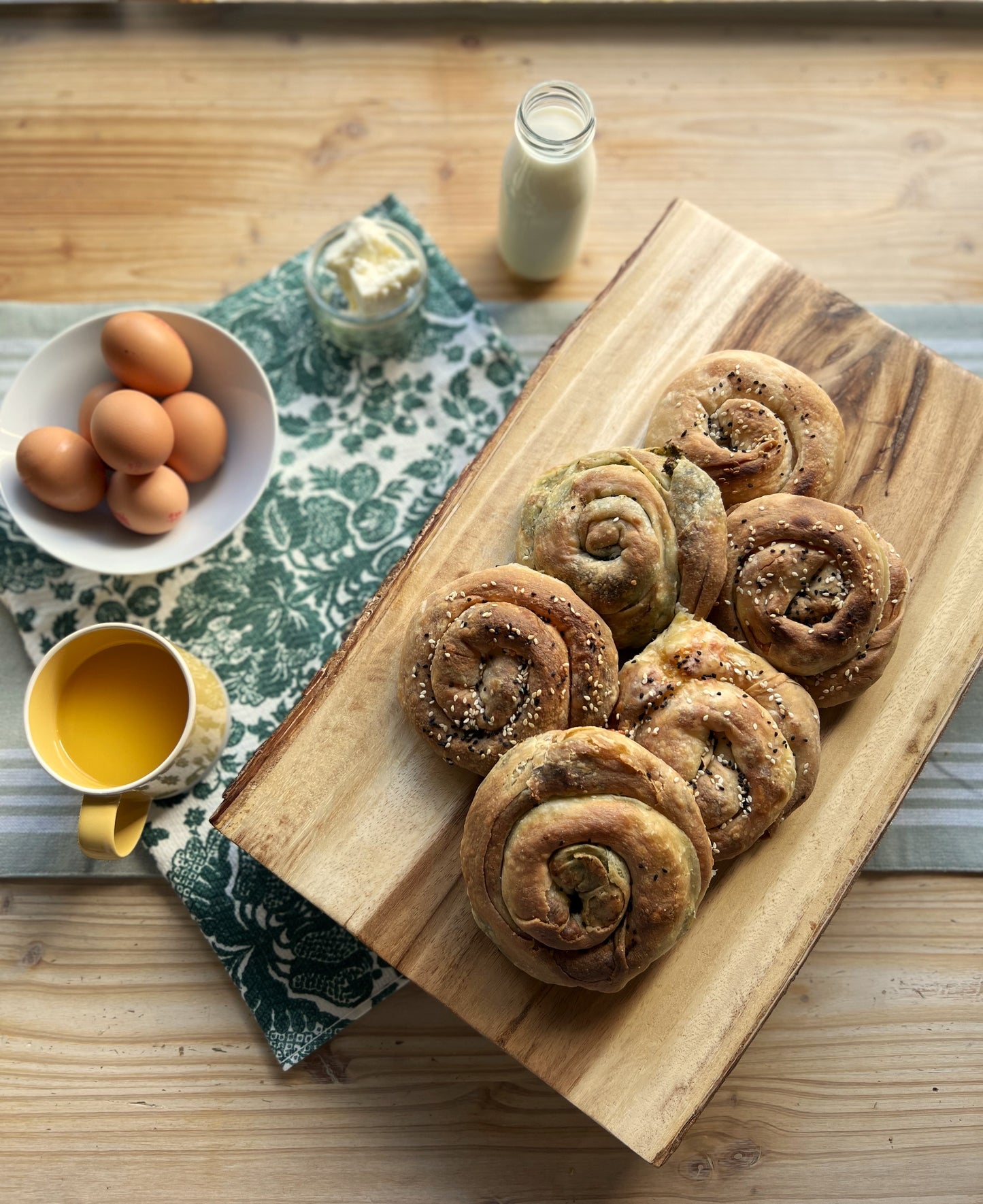 Feta cheese pasties with sesame and nigella seeds (6 items)